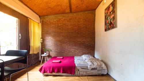 Кровать или кровати в номере Rumah Gaharu - Kamar Ngarep 001