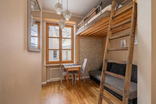 Camera con scrivania e letto a castello. di Charming studio in Old Town Riga a Riga