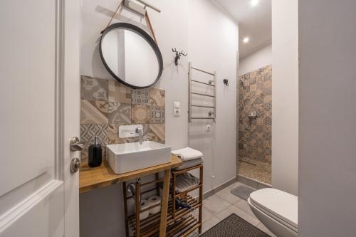 un bagno con lavandino e specchio di Charming studio in Old Town Riga a Riga