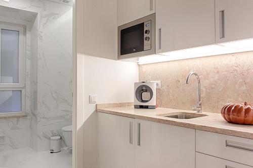 una cucina con lavello e microonde di Guesthouse by Trip2Portugal a Lisbona