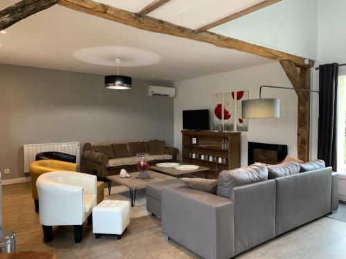 un salon avec un canapé et une table dans l'établissement Le Verger de Pauline, à Maslives