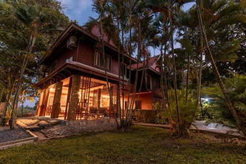 Κήπος έξω από το Ganesha Kampot Resort