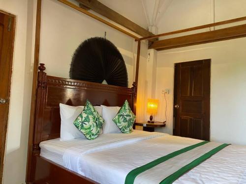 Ένα ή περισσότερα κρεβάτια σε δωμάτιο στο Ganesha Kampot Resort