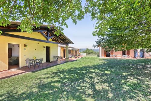 una vista exterior de una casa con patio en La Collina dei Ciliegi, en Brufa