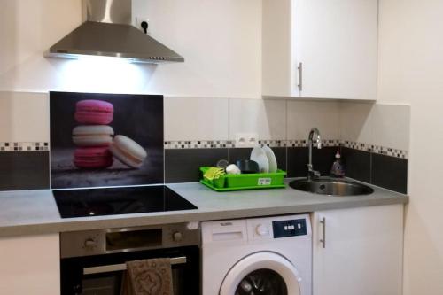 a kitchen with a sink and a washing machine at L’Impérial 4- CentreVille- WIFI in Étampes