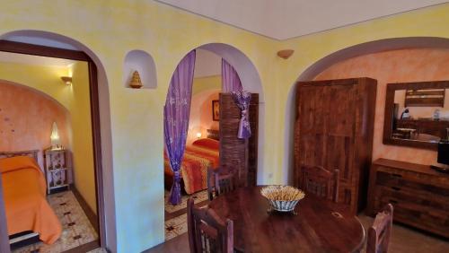 a dining room with a table and a bedroom at I Dammusi di Punta Karace in Tracino