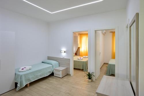 1 dormitorio con cama y baño con espejo. en Villaggio Santa Maria, en Capo Vaticano