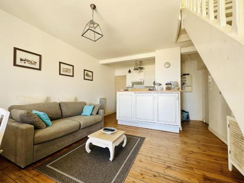 un salon avec un canapé et une table dans l'établissement Superbe appartement Emplacement exceptionnel cœur des Sables - 4 pers, à Les Sables-dʼOlonne