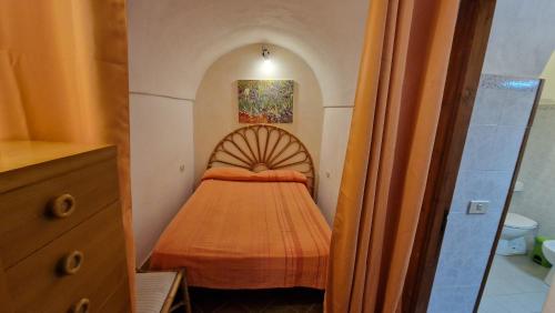 a small bedroom with a small bed in a room at I Dammusi di Punta Karace in Tracino
