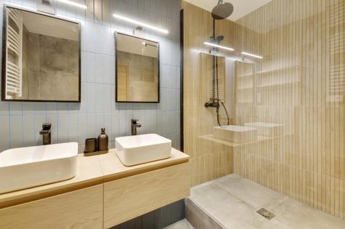 une salle de bain avec deux lavabos et une douche dans l'établissement 218 Suite Tali - Superb Apartment in Paris, à Paris