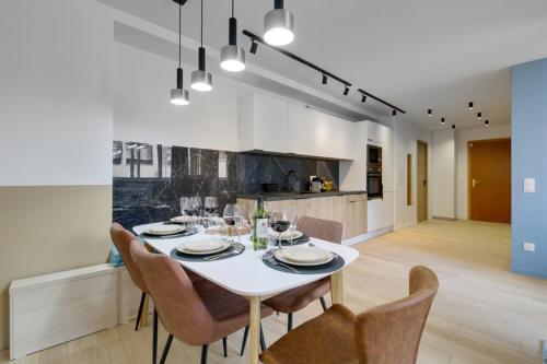 une salle à manger avec une table et des chaises blanches dans l'établissement 218 Suite Tali - Superb Apartment in Paris, à Paris