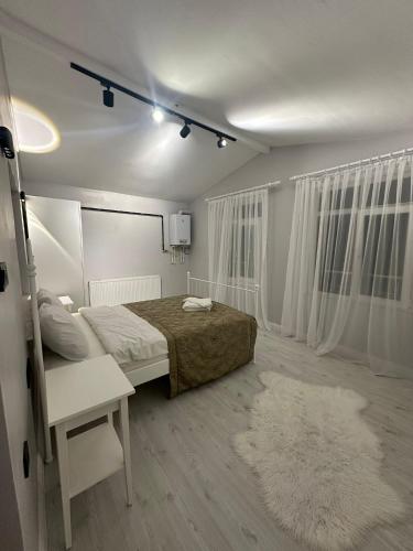 een witte slaapkamer met een bed en een wit tapijt bij Tiny 1 in Istanbul