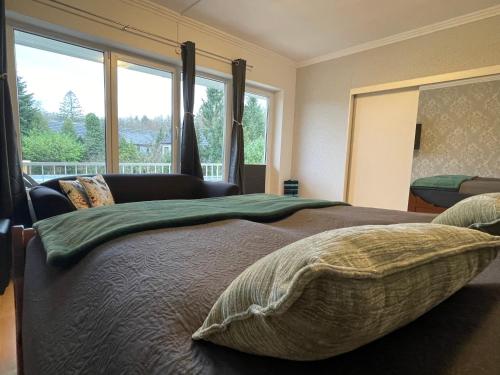 um quarto com uma cama grande e uma janela grande em Flensburg Solitüde em Flensburg