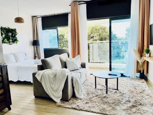 เตียงในห้องที่ Chic Studio, Stunning Views!
