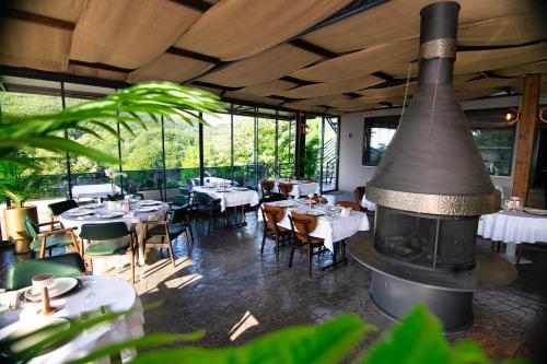 un restaurante con una gran chimenea en el comedor en Vela Verde Hotel & SPA, en Yalova