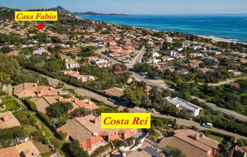 una vista aerea di una città con case e l'oceano di Casa Gianfabio a Costa Rei