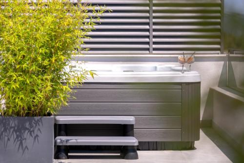 łazienka z umywalką i roślinami w obiekcie Exclusive Seafront Suite with jacuzzi w mieście Zavala