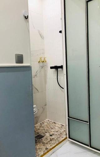 une salle de bain avec une douche avec une porte vitrée dans l'établissement Po1-TPSA16-RDC- ROOM Paris 16 ème, à Paris