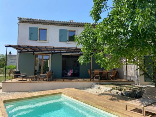 une maison avec une piscine devant une maison dans l'établissement LA MAISON DU PETIT JEU GRIGNAN, à Grignan