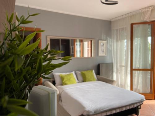 un soggiorno con divano e pianta verde di Appartamento linea diretta Duomo a Milano