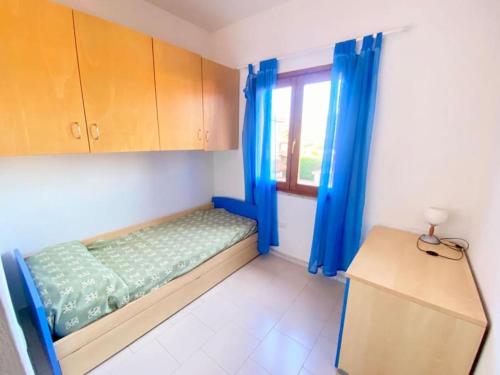 a small room with a bed and a window at Appartamento Lucca 2 in San Teodoro