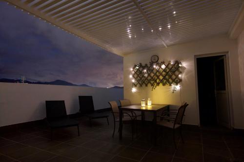 a dining room with a table and chairs with a view at Apartamentos Las Majoreras 1 y 2 dormitorios in Las Majoreras