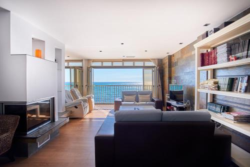 Et opholdsområde på Ático de Lujo en primera línea de mar