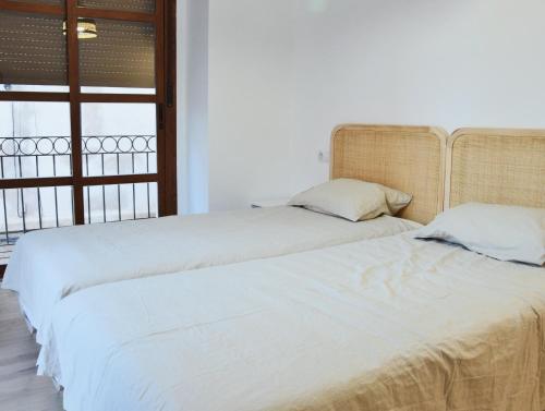 dos camas sentadas una al lado de la otra en una habitación en La Colegiata Suite, en Lorca
