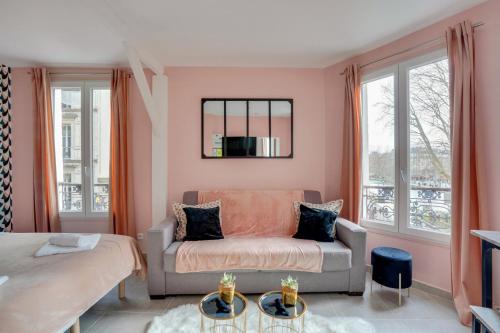 uma sala de estar com uma cama e um sofá em 145 Suite Marco - Superbe Appartement à Paris em Paris