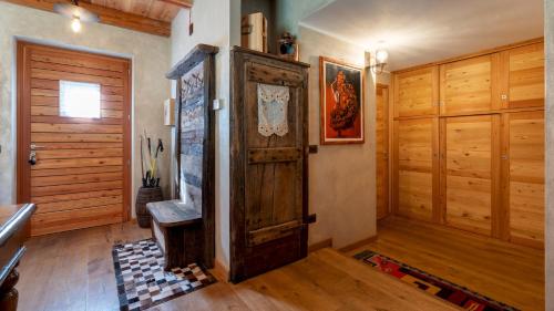 um corredor com uma porta de madeira numa casa em CHALET WALSER 4&2, Emma Villas em Piode