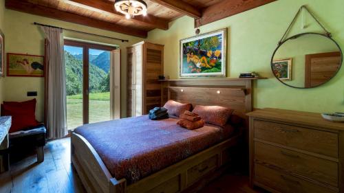 um quarto com uma cama com um urso de peluche em CHALET WALSER 4&2, Emma Villas em Piode