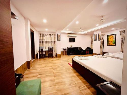 een hotelkamer met een bed en een woonkamer bij The Platinum in Thākurdwari