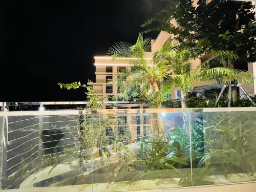 - un balcon avec des arbres et un bâtiment dans l'établissement Căn hộ nghỉ dưỡng 5 sao APEC MANDALA PHÚ YÊN, à Liên Trì (3)