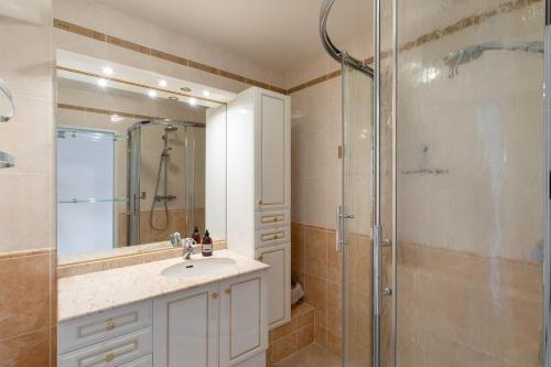 une salle de bain avec un lavabo et une douche dans l'établissement Le Ballast - Appt à Dinard avec balcons et garage, à Dinard