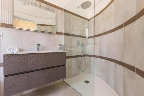 un baño con lavabo y ducha en Villa Don Cesare, en Marina di Pescoluse