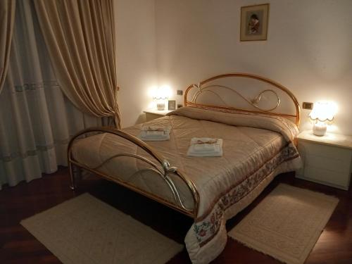 Un dormitorio con una cama con dos toallas encima. en Villa Il Matto, en Arezzo