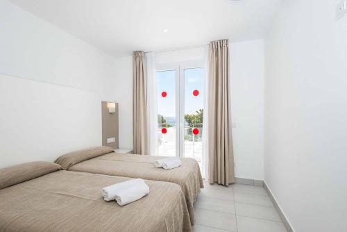 カラン・ボッシュにあるVilla Feliのベッドルーム1室(ベッド2台付)、窓(赤い風船付)