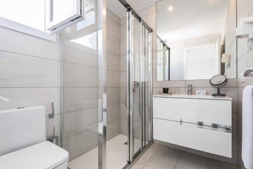ein Bad mit einer Dusche, einem WC und einem Waschbecken in der Unterkunft Villa Feli in Cala'n Bosch