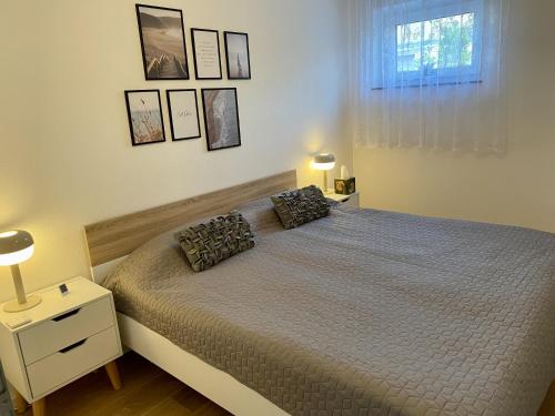 um quarto com uma cama com duas almofadas em Wohnung Familienglück Nähe München em Pfaffing