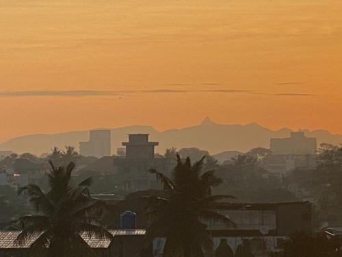 a city with palm trees and mountains in the background at Diwan Apartment & Chalet in Colombo