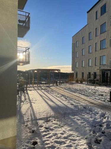 Newly built bright apartment, close to everything If you want to visit Stockholm, you will find the perfect accommodation here! Ferry line 80 makes it very convenient and easy to get to the city center durante el invierno