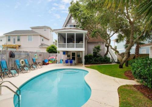 ein Pool vor einem Haus in der Unterkunft Spring Sale 4BR Home w heated pool 2 min to beach in Destin