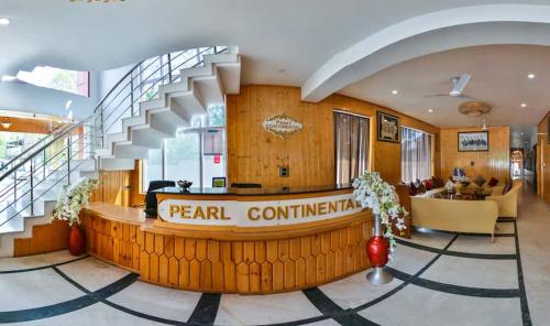 eine Lobby eines kontinentalen Perlen-Hotels mit einer Treppe in der Unterkunft hotel pearl continental in Srinagar