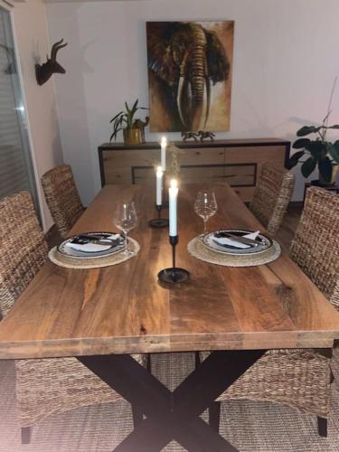 une table en bois avec deux bougies au-dessus dans l'établissement Urban Retreat, classé 3 étoiles, à Ebersheim