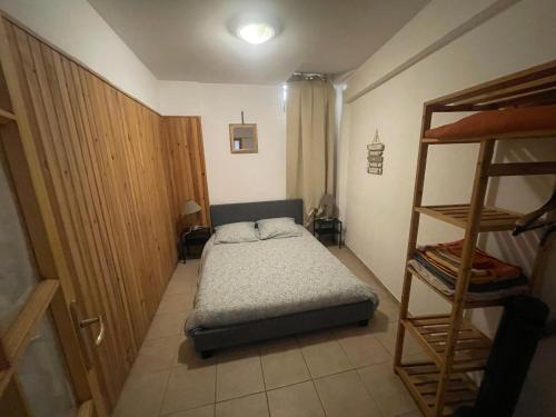 um pequeno quarto com uma cama e uma escada em Les Platanes - Rambrandt Rez de Jardin em Lamalou-les-Bains