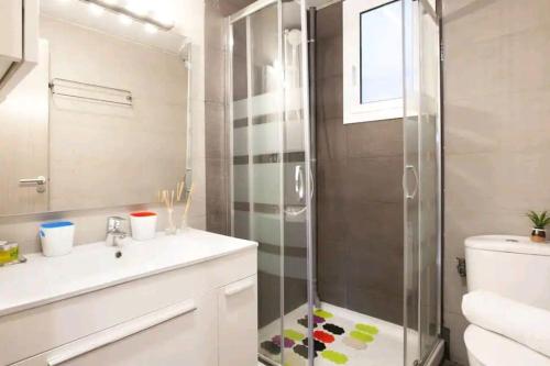 a bathroom with a shower and a sink at Centric apartment Gran Via 5 in Hospitalet de Llobregat