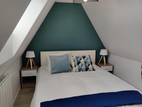 מיטה או מיטות בחדר ב-Grande Maison Proche Aéroport