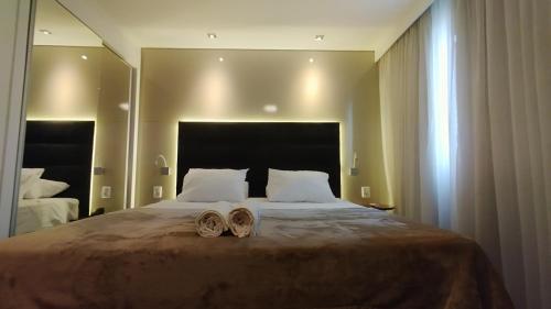 sypialnia z dużym łóżkiem z dwoma koszami w obiekcie M-Flat III Luxo - Hotel w São Paulo
