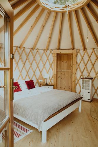 ein Schlafzimmer mit einem Bett in einer Jurte in der Unterkunft 4rest Camp in Pawłowo