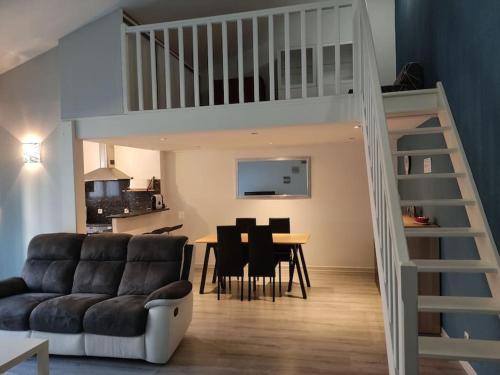 un salon avec un canapé et une salle à manger dans l'établissement Joli appartement dans quartier calme de Perpignan, à Perpignan